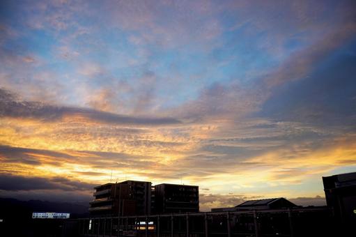 夕焼けに染まる街と建物のシルエット 夕焼けに染まる街と建物のシルエットの写真