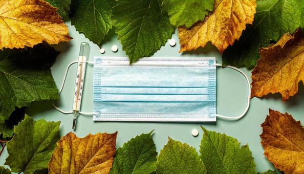 感染対策　マスクと体温計の写真