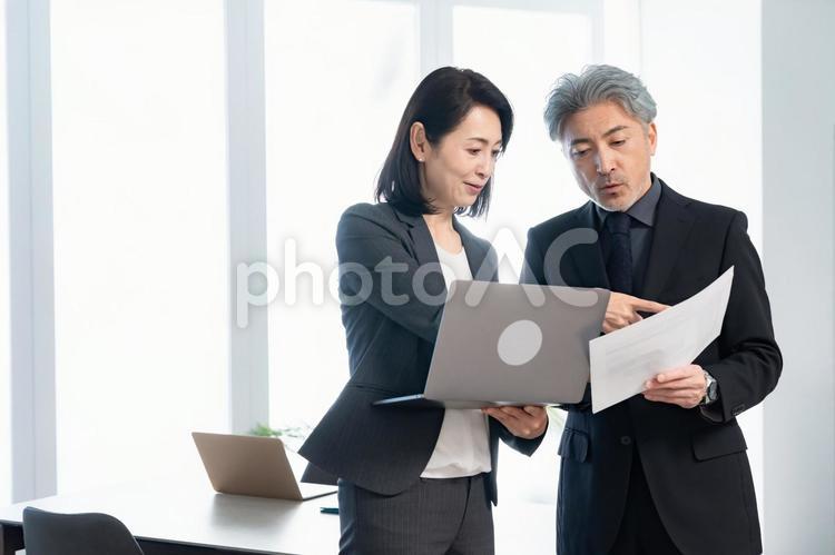 ミドルビジネスマンの会議 会社員,管理職,キャリアの写真素材