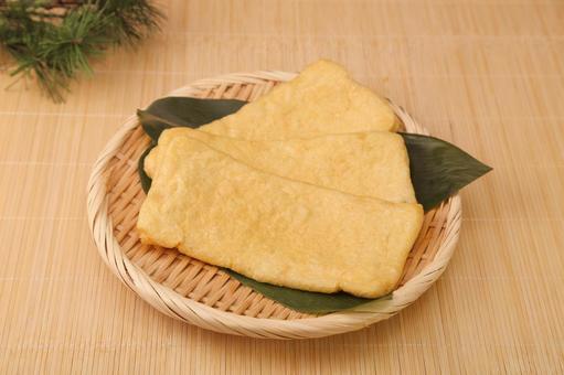 油揚げ 油揚げ,稲荷揚げ,揚げ物の写真素材