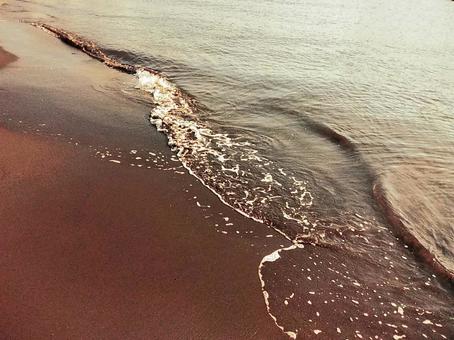 セピア色の波打ち際 波,砂浜,波打ち際の写真素材