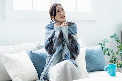 ブランケットを羽織る女性 風邪,体調不良,女性の写真素材