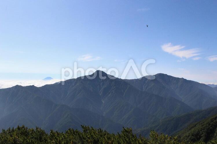 仙丈ヶ岳　登山風景－富士山と北岳 仙丈ヶ岳,雲海,絶景の写真素材