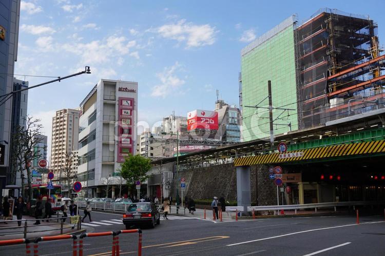 五反田駅近く　中原街道　山手線高架 中原街道,五反田,横断歩道の写真素材