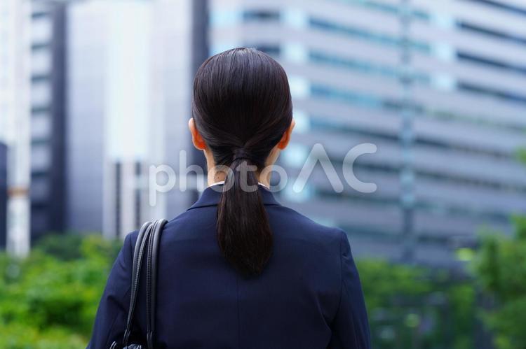 ビルを見ている女性の後ろ姿 女性,人物,大学生の写真素材
