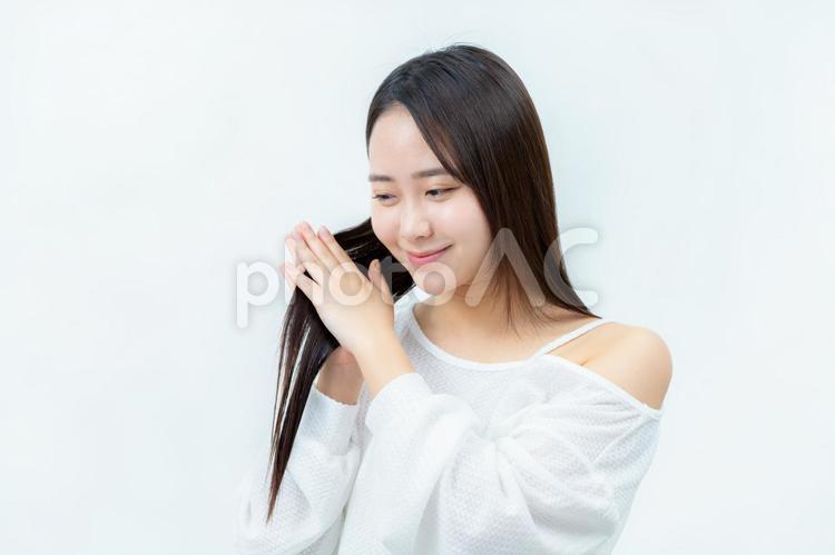 若い女性のヘアケアイメージ ヘアケア,ビューティー,若い女性の写真素材