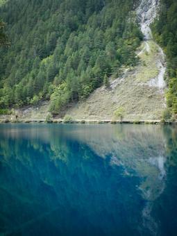 青い湖に映る山々と緑豊かな九寨湖の景色 青い湖に映る山々と緑豊かな九寨湖の景色 湖,九寨湖,青い水の写真素材