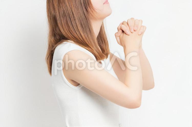 お願いのジェスチャーをする若い女性 女性,お願い,感謝の写真素材
