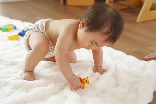 知育玩具で楽しく遊ぶ乳幼児 知育玩具で楽しく遊ぶ乳幼児 知育玩具,知育,教育の写真素材
