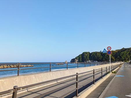 快晴の海沿いの道　～道路標識のある景色～ 道路標識,海沿い,横断歩道の写真素材