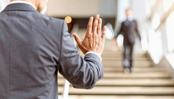 挨拶する外国人男性のビジネスマンの写真