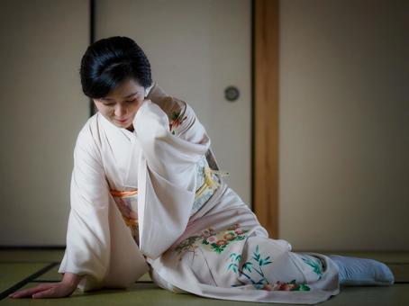 33:打ちひしがれる着物の女性 33:打ちひしがれる着物の女性 着物,つらい,崩れ落ちるの写真素材