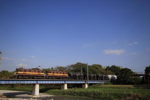 夏空と貨物列車 貨物輸送,貨物列車,機関車の写真素材