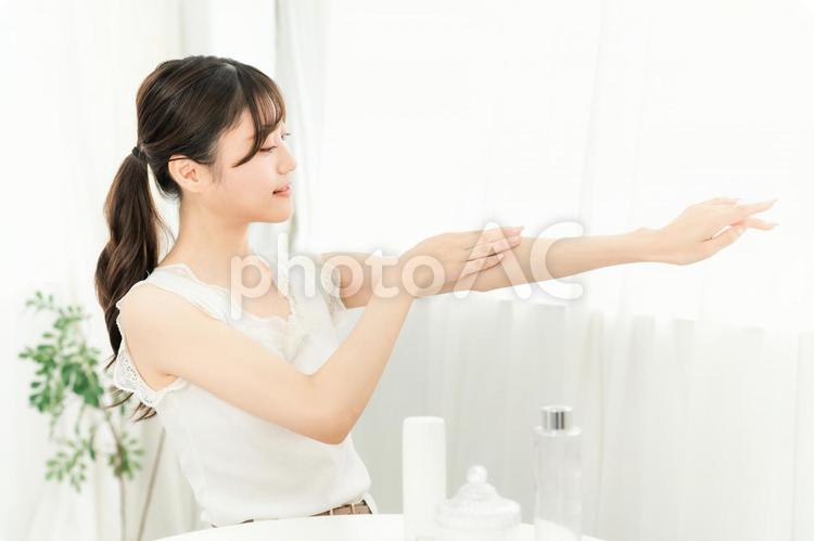ボディケア・保湿・日焼け止めを塗る女性 スキンケア,美白,美容の写真素材
