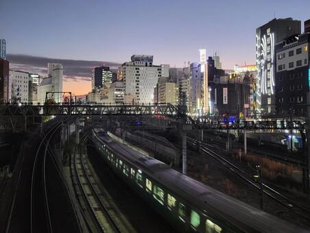 池袋駅周辺の夜景　ビル群　走る電車　夜景 帰宅ラッシュ,電車,夜景の写真素材
