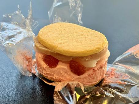 いちごのクリームサンド ビスケット,クッキー,苺の写真素材