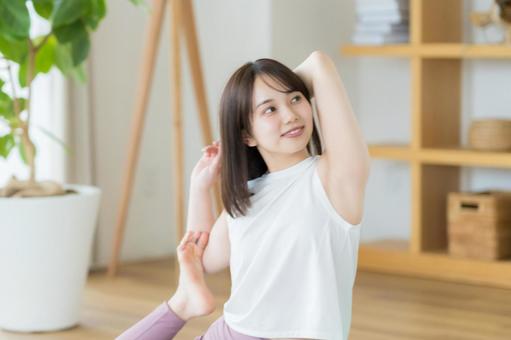 リビングでヨガをする若い女性 リビングでヨガをする若い女性 ヨガ,ダイエット,若い女性の写真素材