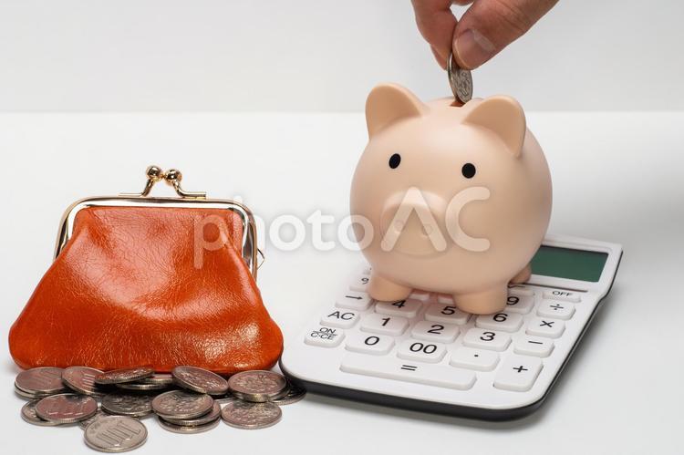 がま口と小銭と電卓と豚の貯金箱に貯金 豚,貯金,貯金箱の写真素材