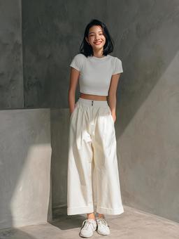 明るい光の中で、生き生きとした表情の女性 明るい光の中で、生き生きとした表情の女性の写真