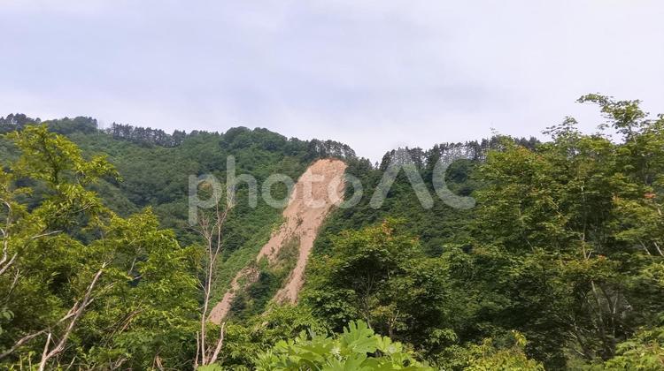 崖くずれ、土砂崩れ、災害 土砂崩れ,崖くずれ,災害の写真素材