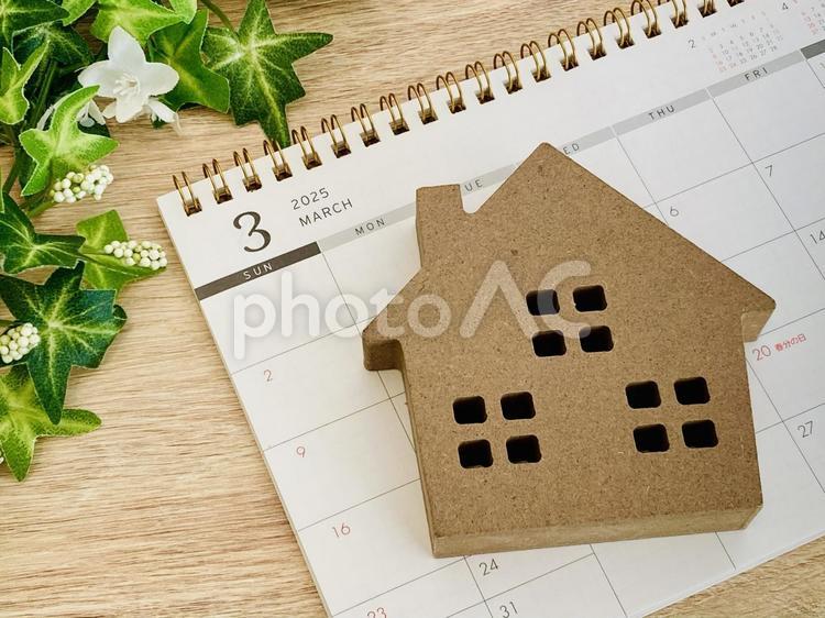 3月カレンダーと家の模型（引越、新生活） 3月,カレンダー,スケジュールの写真素材