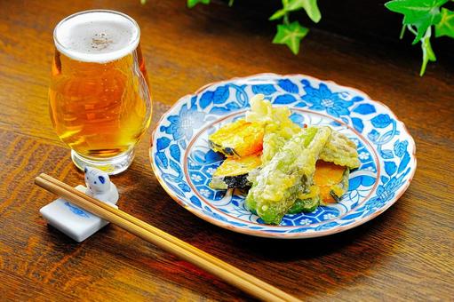 ビールと野菜の天ぷら ビールと野菜の天ぷら ビール,晩酌,天ぷらの写真素材