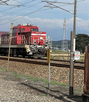 力強い赤いディーゼル機関車 力強い赤いディーゼル機関車 線路,駅,鉄道の写真素材