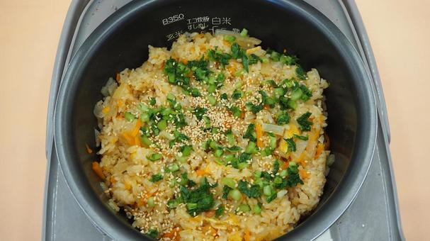 自家製・大根と人参の炊き込みご飯・仕上げ 大根と人参の炊き込みごはん,大根葉と胡麻のトッピング,自家製の写真素材