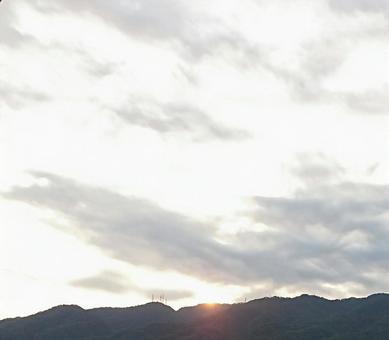 山と太陽と雲 山と太陽と雲の写真