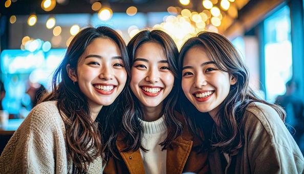 女子会で集まって笑顔の若い女性たち 女子会で集まって笑顔の若い女性たちの写真