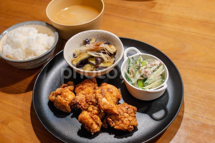 唐揚げと副菜のボリューム定食 唐揚げ,からあげ,鶏肉の写真素材