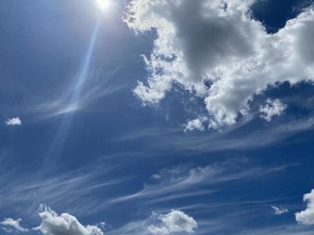 日差しを感じる空 日差しを感じる空 青い空,太陽の光,雲の写真素材