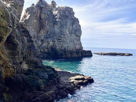 The rocky coastline of Sandanbeki in Shirahama and the sea, JPG