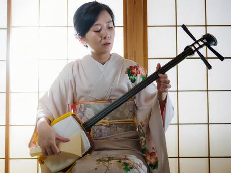 33:和服で三味線を演奏する女性 33:和服で三味線を演奏する女性 三味線,伝統芸能,和楽器の写真素材