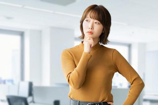 考えごとをする女性・ビジネスウーマン 女性,考える,悩むの写真素材