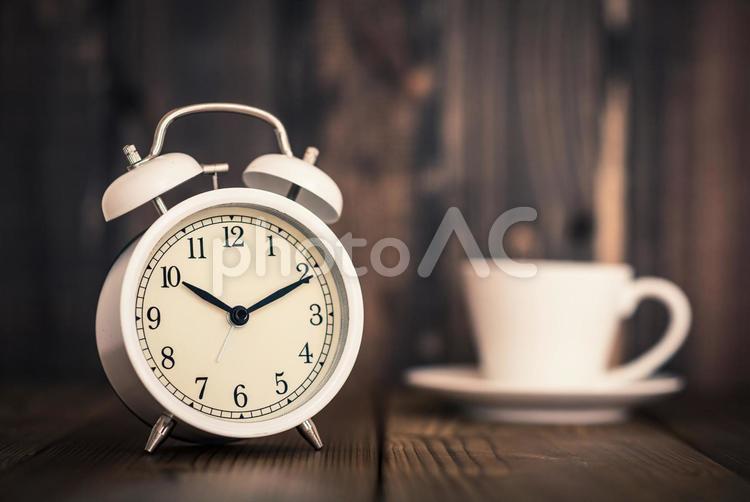 目覚まし時計とコーヒータイム 10時,ゆっくり,アラームの写真素材
