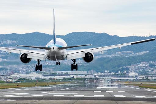 伊丹空港に着陸してくる旅客機 伊丹空港に着陸してくる旅客機の写真