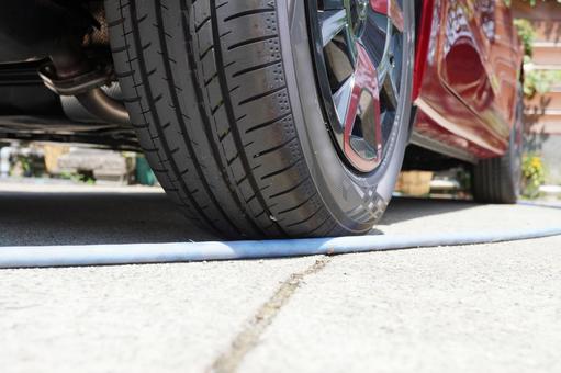 洗車時にタイヤにひっかかるホース14 洗車時にタイヤにひっかかるホース14 洗車,自動車,コンパクトカーの写真素材
