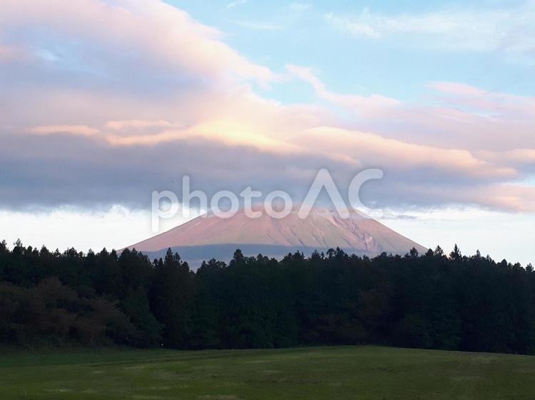 朝霧高原から撮影・富士山と雲の夕景色 風景,山,自然の写真素材