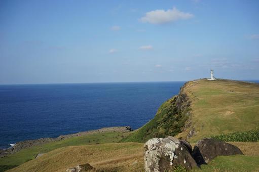 岬に立つ白い灯台 灯台,岬,海の写真素材