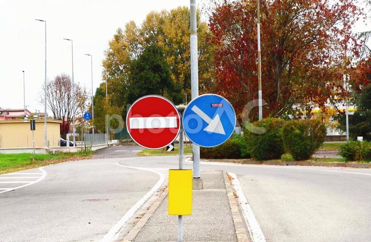 イタリアの道路標識　左側通行 イタリアの道路標識,イタリア,左側通行の写真素材