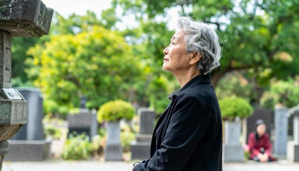 緑を見上げるお葬式・葬儀に来た高齢者女性 緑を見上げるお葬式・葬儀に来た高齢者女性の写真