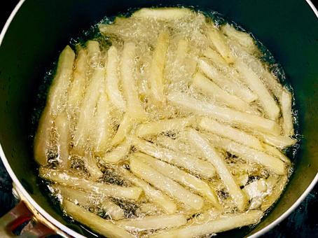 少量の油でフライドポテトを揚げる ポテトフライ,フライドポテト,揚げ物の写真素材