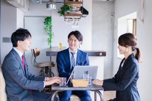お酒を飲みながら話すビジネスパーソン お酒を飲みながら話すビジネスパーソン 決起会,仲間意識,日本人の写真素材