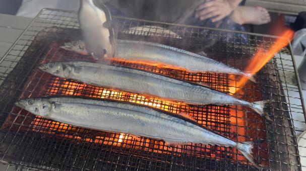 秋刀魚(さんま)を炭火で網焼き 秋刀魚(さんま)を炭火で網焼き さんま,サンマ,秋刀魚の写真素材
