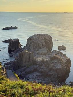 The Sea of Japan and cliffs seen from Tojinbo in Fukui Prefecture in the evening, JPG