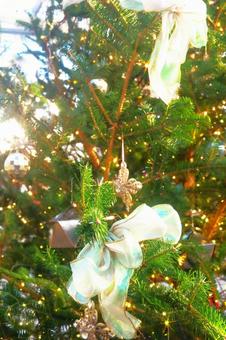 白色のリボンが飾られたクリスマスツリー 白色のリボンが飾られたクリスマスツリーの写真