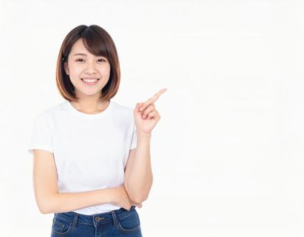 ポイントを指差す笑顔の女性 ポイントを指差す笑顔の女性の写真