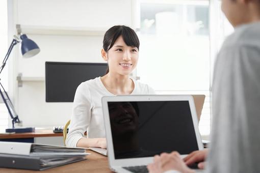 Designer working in a casual office, JPG Designer working in a casual office, जापानी, व्यापार, काम, JPG