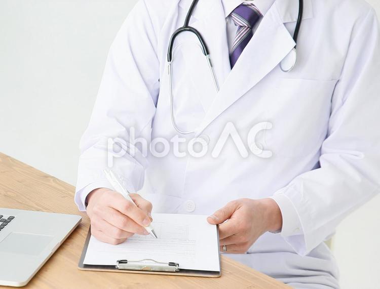カルテにメモする男性医師 カルテ,カウンセリング,医師の写真素材